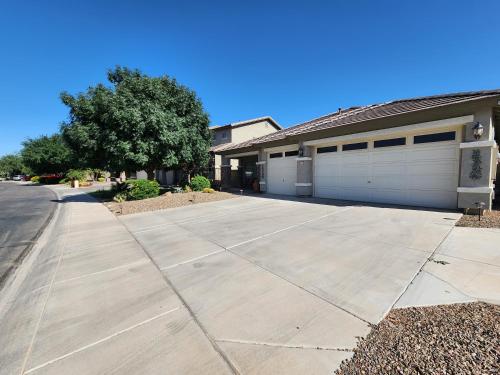 Oasis Villa With Pool Putting Green & Pool Table — 4-Star Luxury Hotel in Maricopa, United States