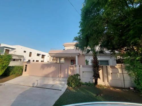5 Bedrooms furnished separate upper portion house in DHA Phase 4 Lahore — 4-Star Luxury Hotel in Lahore, Pakistan