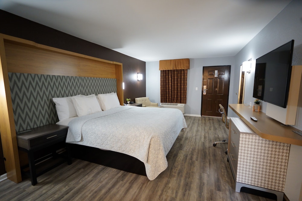 Columbus Inn and Suites - photo 14