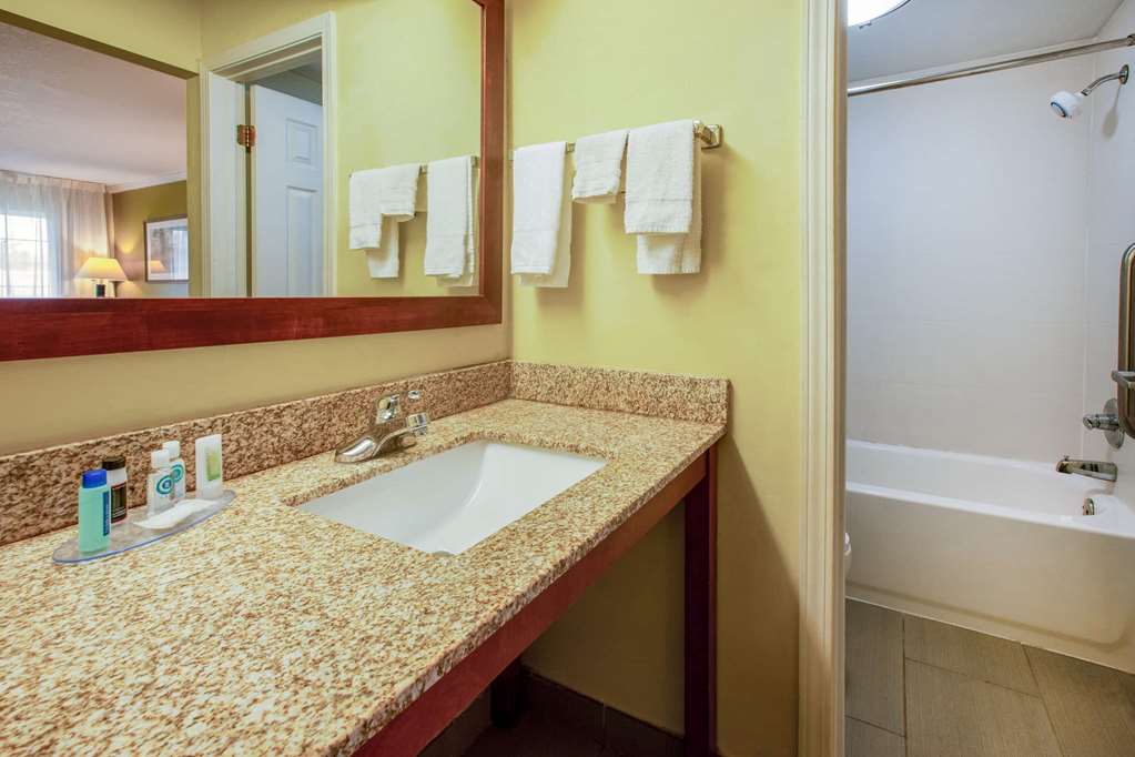 Days Inn by Wyndham Austintown - photo 22