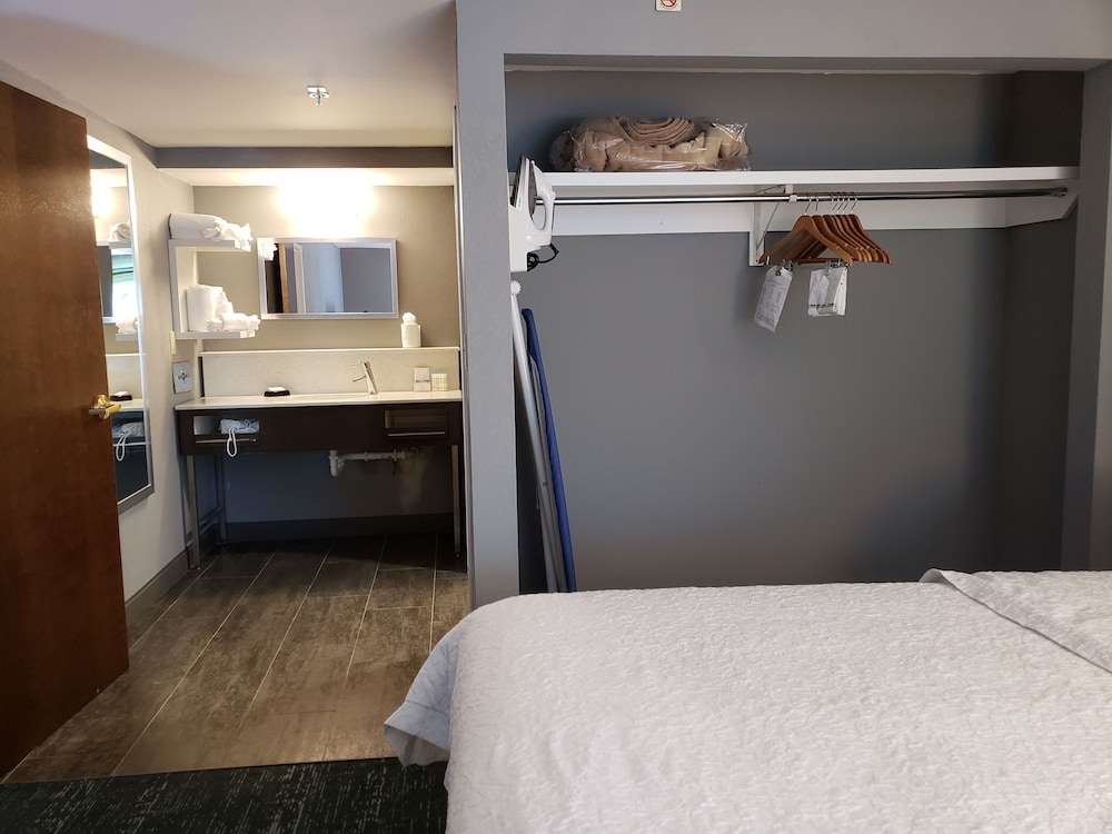 Hampton Inn & Suites Newtown - photo 39