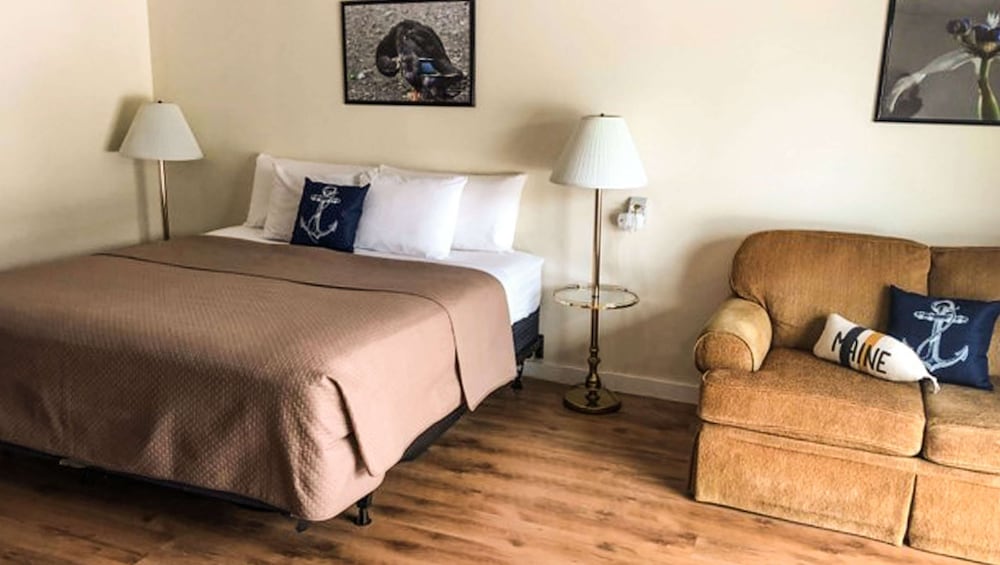 Colonial Inn Ellsworth - photo 5