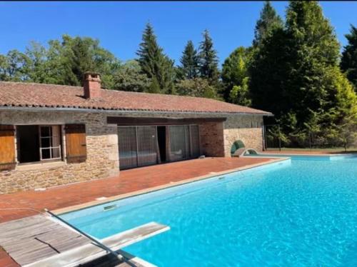 Sur Chateau la Mothe pet-friendly hotel Peyrilhac