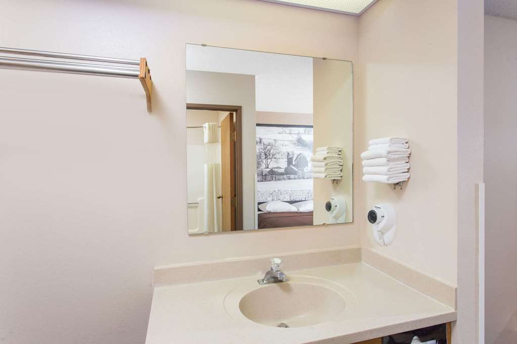 Super 8 by Wyndham Dodgeville - photo 7
