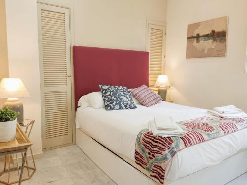Bright Apartment at Santa Cruz 4 pax Parking Optional — 4-Star Luxury Hotel in Sevilla, Spain