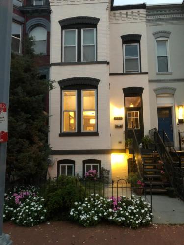 Stylish Renovated Flat Central Walk to DC Sights — 4-Star Luxury Hotel in Washington, United States