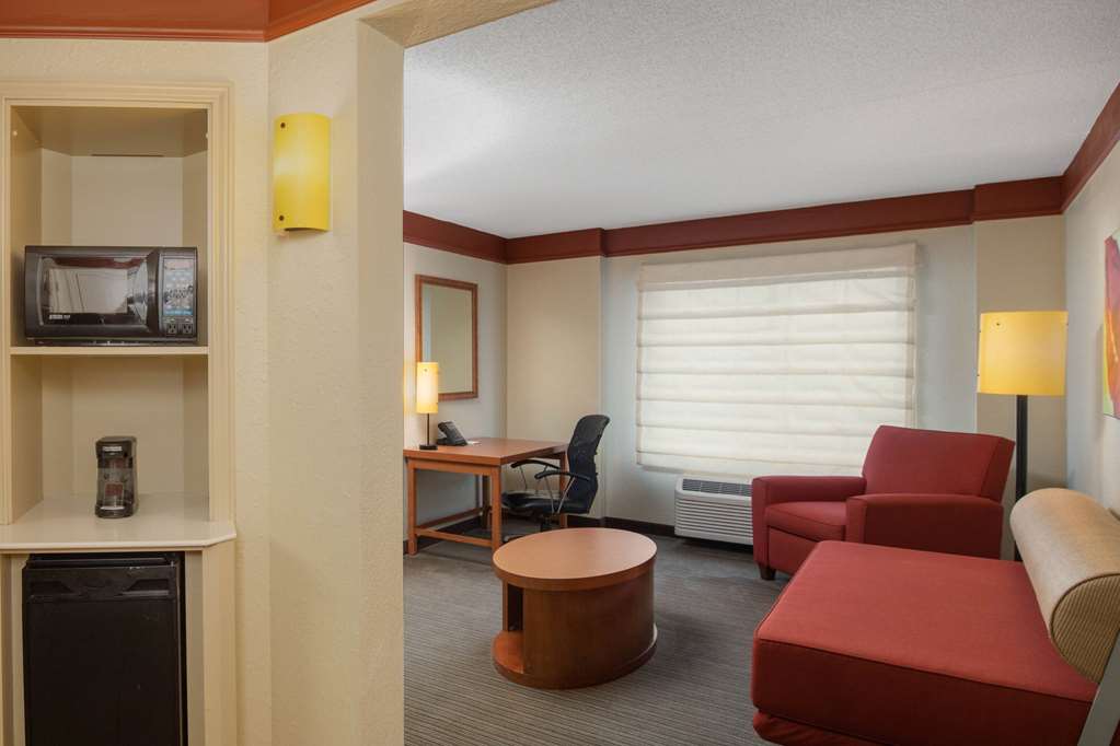 La Quinta Inn & Suites by Wyndham Atlanta Ballpark Galleria - photo 48