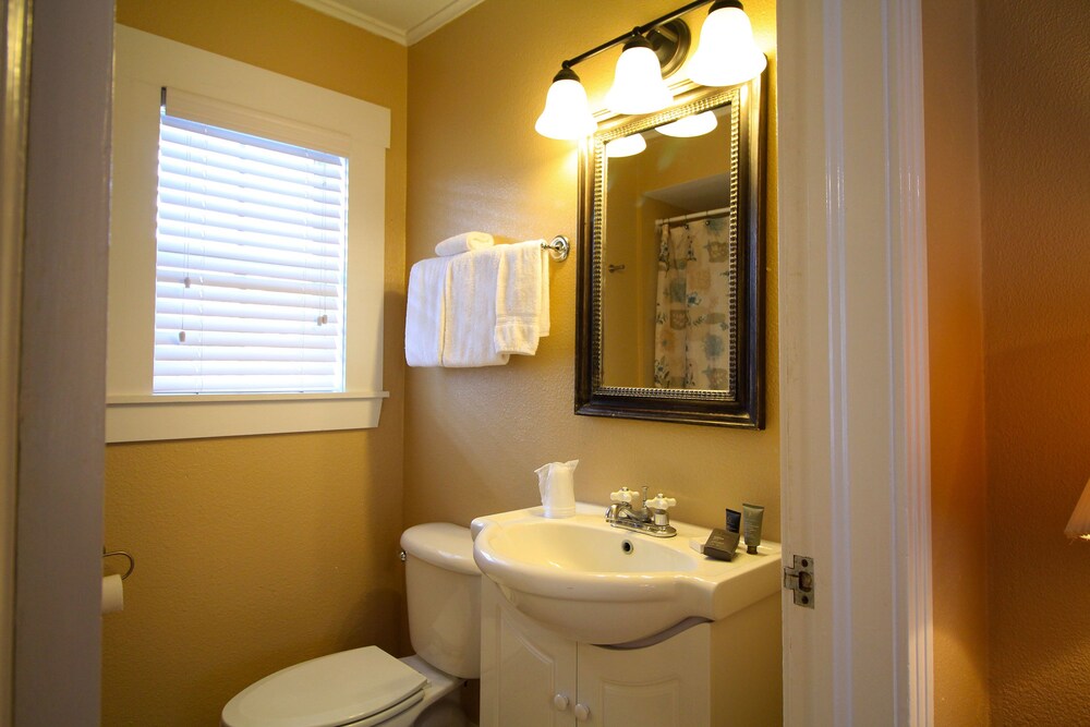 Peach Tree Inn & Suites - photo 44