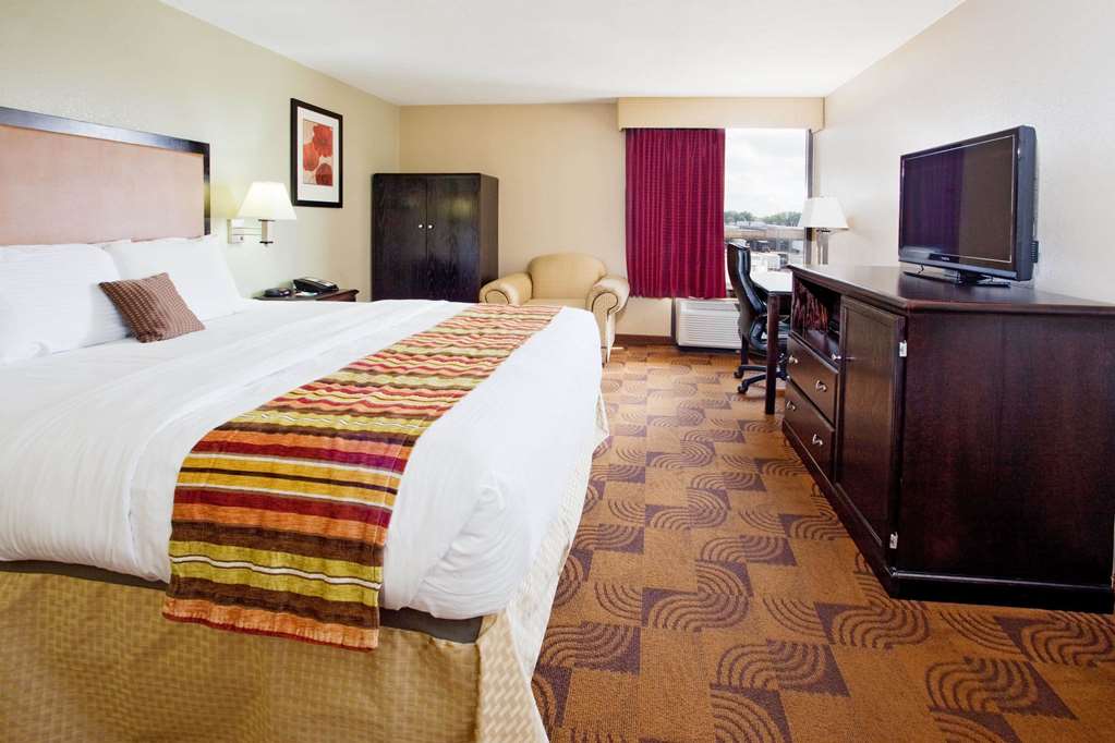La Quinta Inn & Suites by Wyndham Memphis Airport Graceland - photo 18