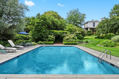 Stunning Cottage in Famous KY Garden Sleeps 2 — 4-Star Luxury Hotel in Prospect, United States