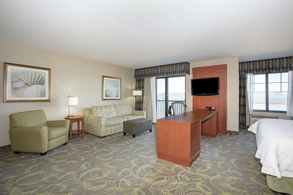 Hampton Inn and Suites Astoria - photo 32