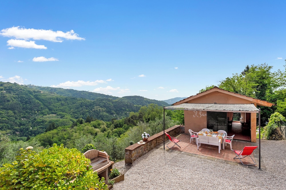 Villa Ortensie Garden with Amazing View — 4-Star Luxury Hotel in Marliana, Italy
