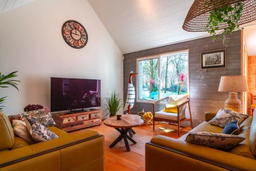 Le Chene Sacre Piscine Interieur — Plouay