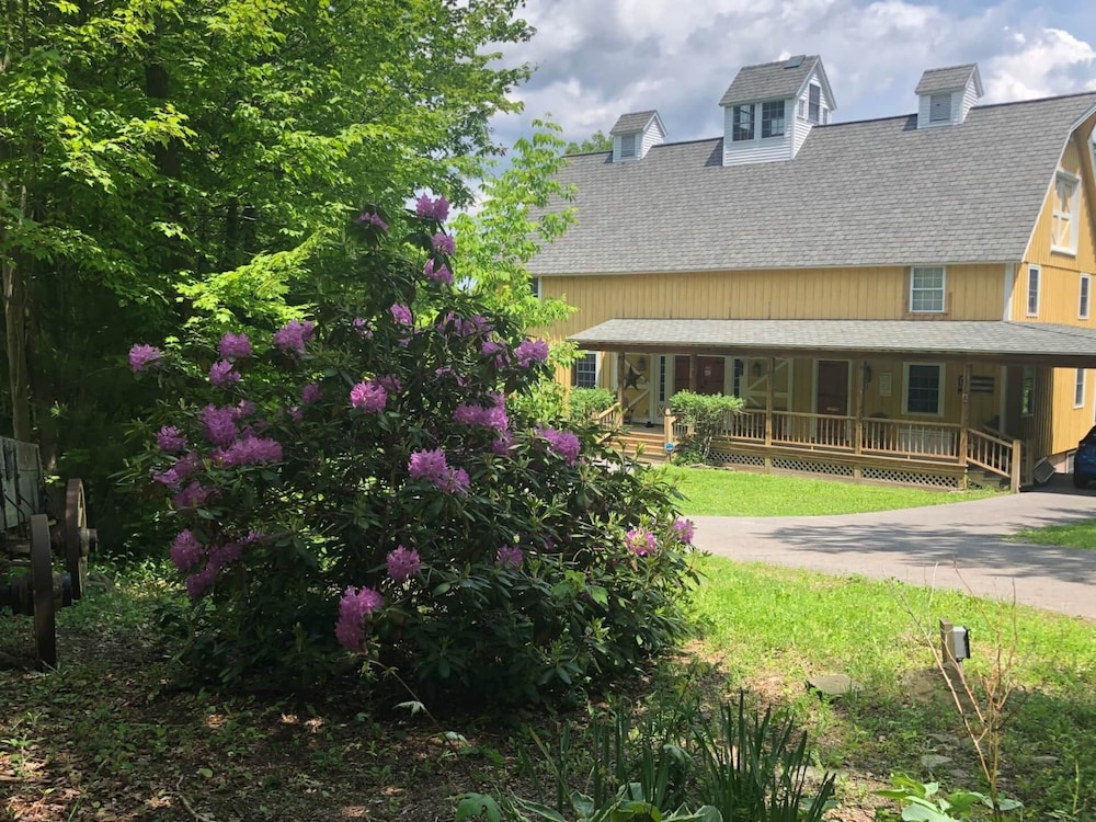 Yellow Barn Estate — hotel in Ithaca