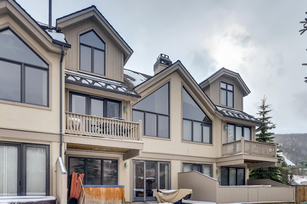3BR Townhome Walk to Slopes & Kids Ski Free by Redawning - photo 25