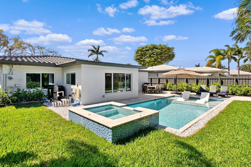 Stunning Poolside Luxury Retreat - photo 16
