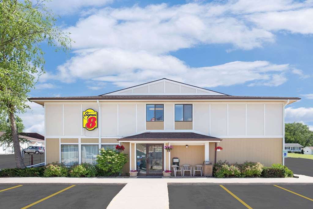 Super 8 by Wyndham Beaver Dam - featured photo