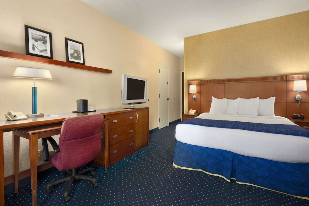 Baymont by Wyndham Columbia Northwest - photo 9