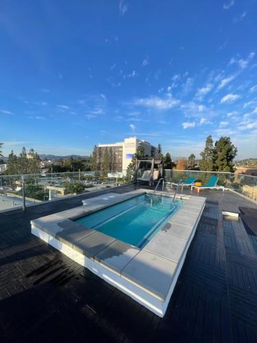 Downtown Los Angeles Skyline balcony view Modern Penthouse — 4-Star Luxury Hotel in Los Angeles, United States
