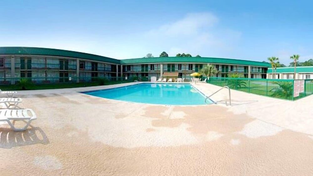 Econo Lodge Douglas - photo 36