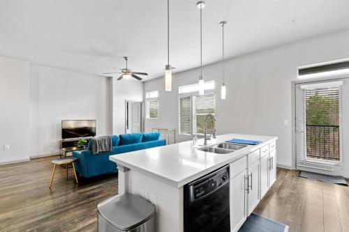 Modern Austin 2BR 2B Apt with Pool Parking & WIFI — 4-Star Luxury Hotel in Austin, United States