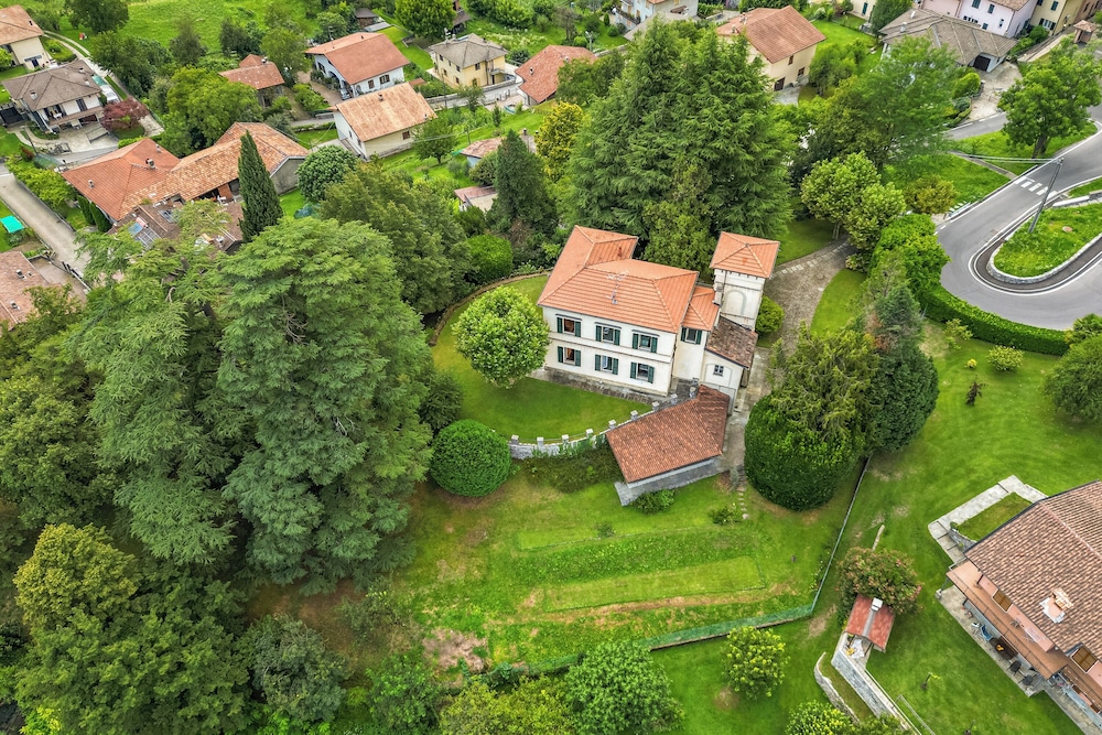 Villa Harriet — 4-Star Luxury Hotel in Grandola Ed Uniti, Italy