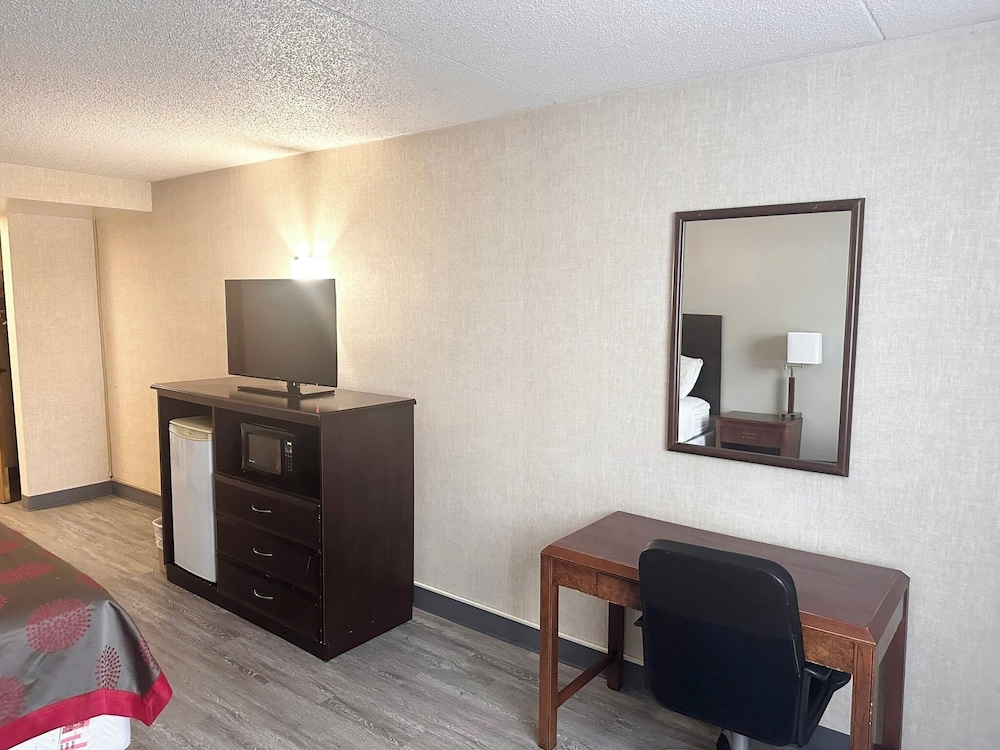 Ramada by Wyndham Cedar Rapids - photo 30