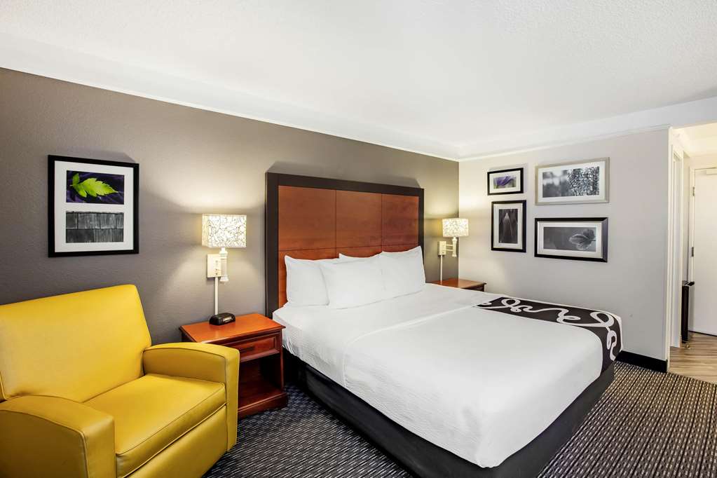 La Quinta Inn & Suites by Wyndham Houston Baytown East - photo 20