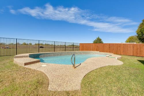 Relax Fireside Poolside Oasis 3 Mi to Dtwn Sanger — hotel in Sanger