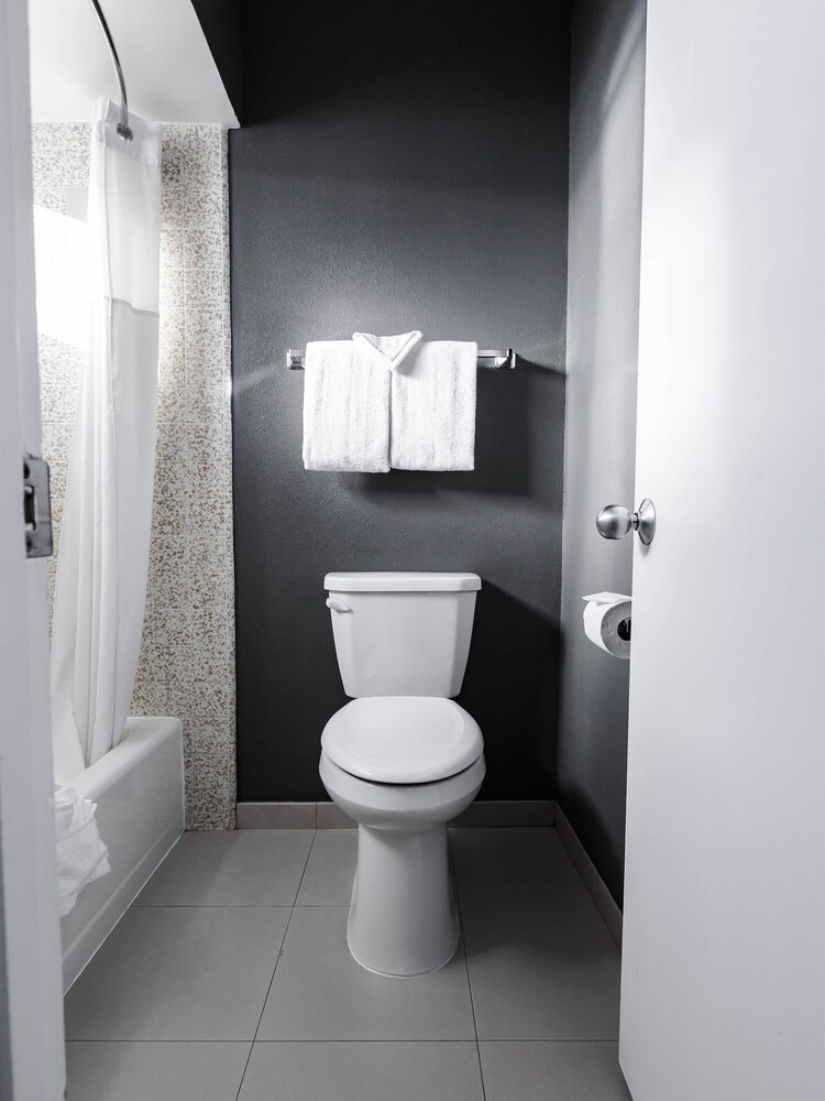 Vagabond Inn Oxnard - photo 16