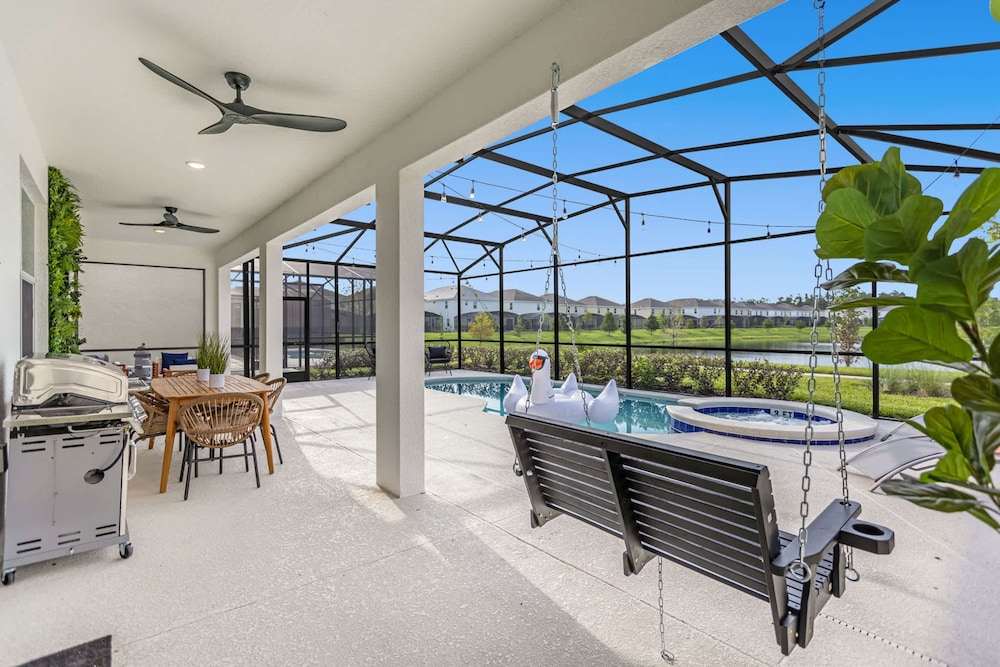 Upstay Theme Rooms Pool Spa Theatre Arcade - photo 9