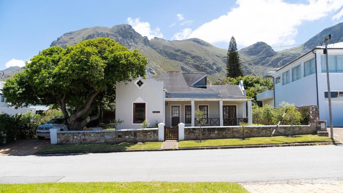 Mountainside Beach House — 4-Star Luxury Hotel in Hermanus, South Africa