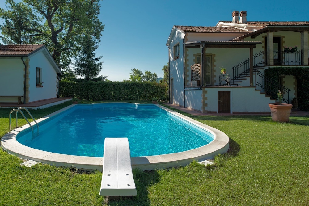 Lucrezia e Cesare Borgia — 4-Star Luxury Hotel in Serrapetrona, Italy