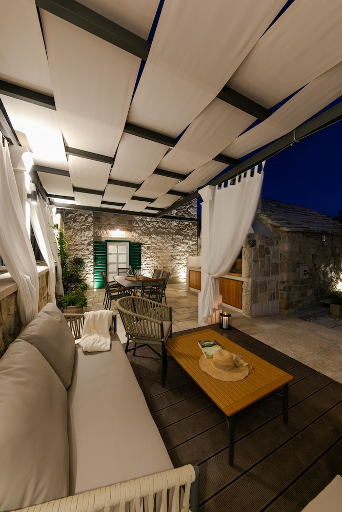 Villa Bante Luxury Stone House — 4-Star Luxury Hotel in Kastel Luksic, Croatia