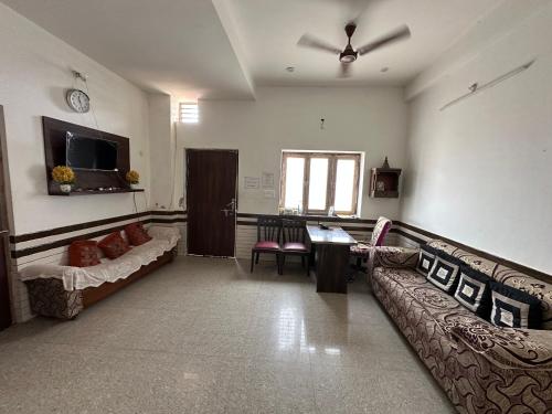 Radhey Radhey Seva Sadan - last minute hotel in Vrindavan