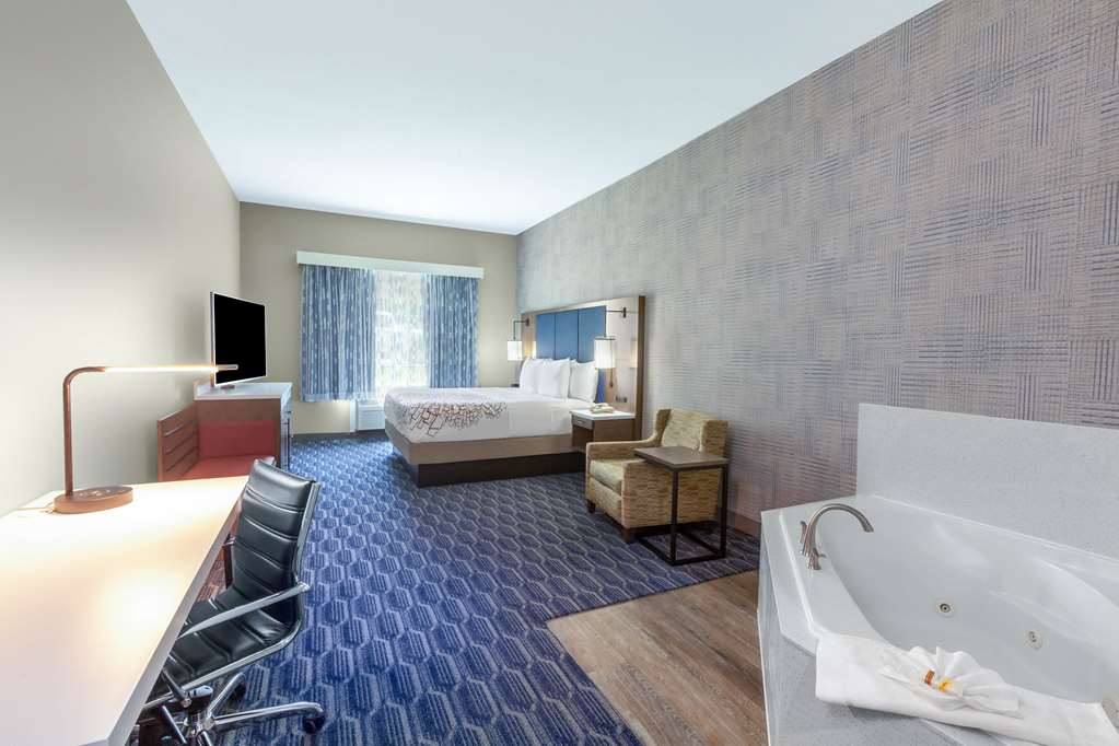 La Quinta Inn & Suites by Wyndham Houston Channelview - photo 22