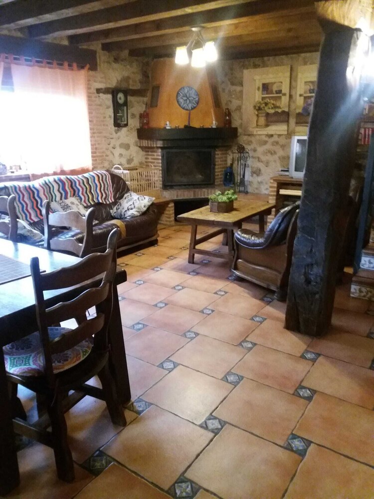 Casa Rural Pincherres — 4-Star Luxury Hotel in Cabanas De Polendos, Spain