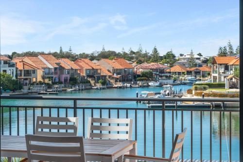 Pet Friendly Luxe Canals Waterfront Retreat with Private Jetty & Spa — hotel in Wannanup