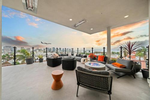 King Bed Fire Pit Top Floor w Epic Views — 4-Star Luxury Hotel in San Diego, United States