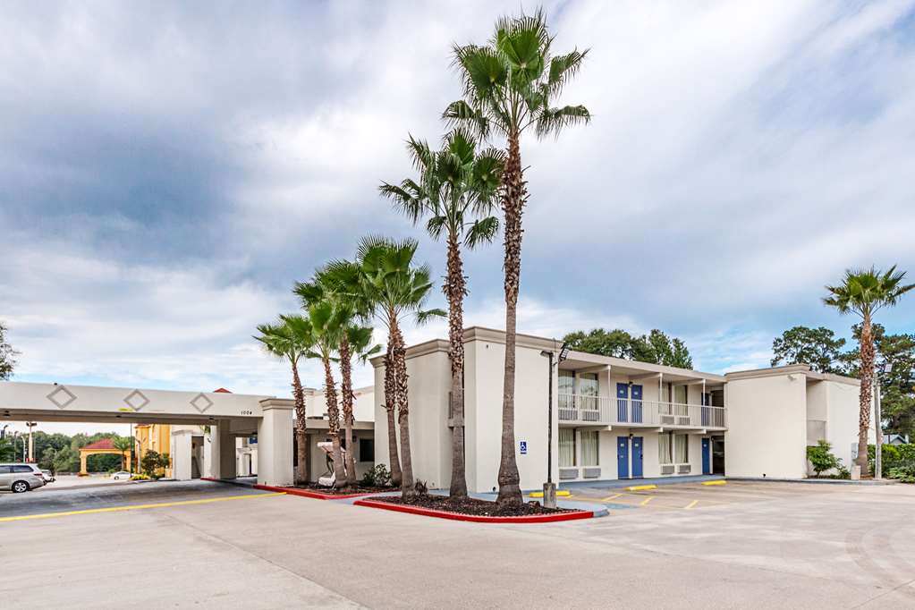 Motel 6 Cleveland TX - featured photo