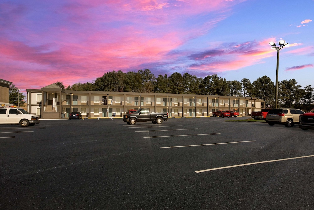 Econo Lodge Commerce - photo 57
