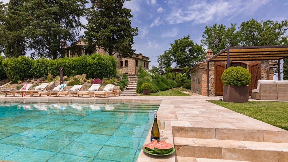 Podere Fabbrica 12 Emma Villas — 4-Star Luxury Hotel in Citta Della Pieve, Italy