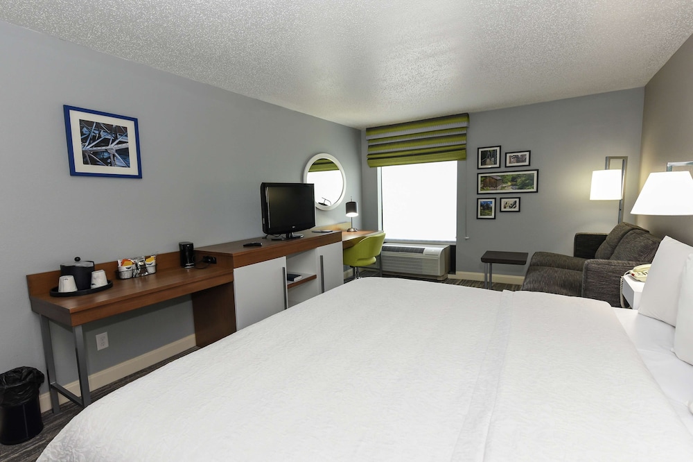Hampton Inn Youngstown North - photo 15
