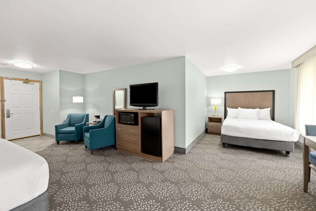 La Quinta Inn & Suites by Wyndham Newport - photo 33