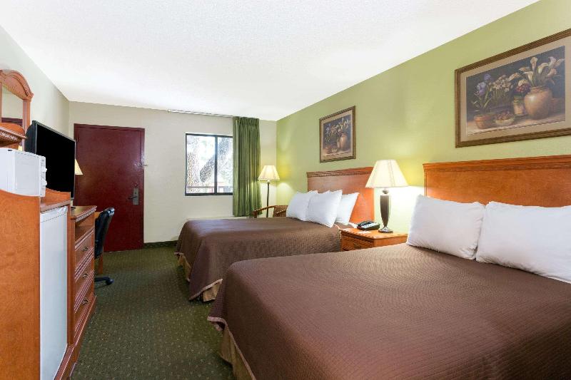 Howard Johnson by Wyndham Tallahassee - photo 12