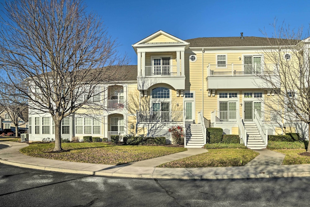 2 Mi To Bethany Beach Condo with Deck And Pool Access — 4-Star Luxury Hotel in Rehoboth Beach, United States