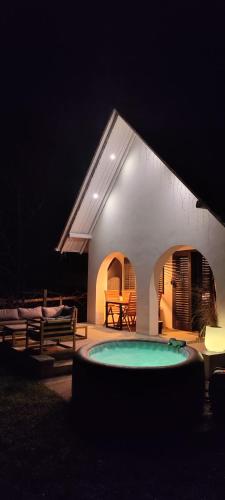 Luxury Vineyard Retreat with Private Jacuzzi — hotel in Szigetvar
