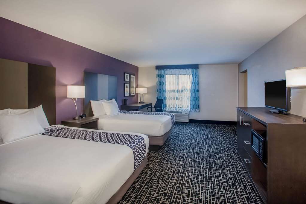 La Quinta Inn & Suites by Wyndham Pontoon Beach - photo 35