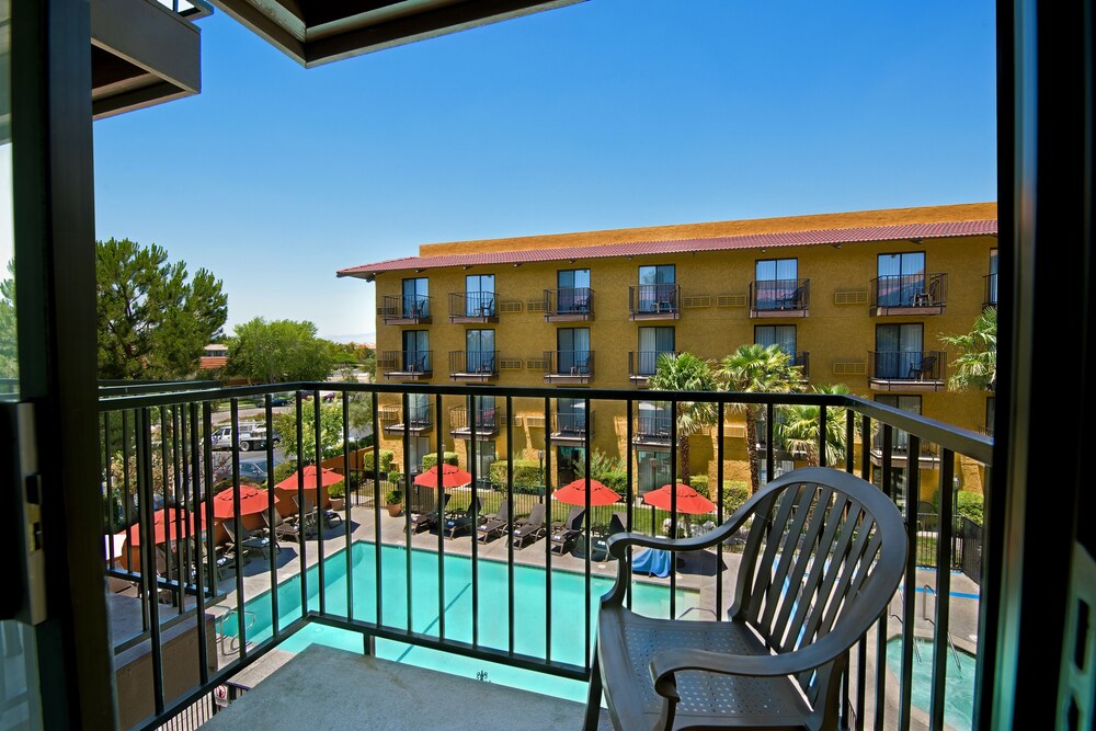 Oxnard Inn Lancaster - photo 20