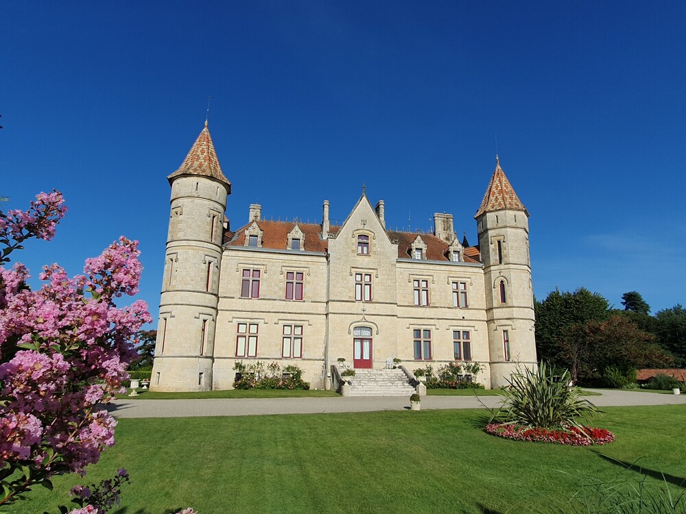 Cha Teau Moncassin — 4-Star Luxury Hotel in Casteljaloux, France